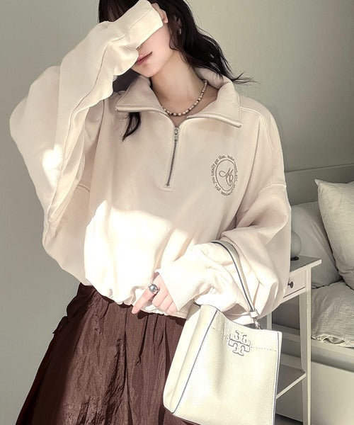 【mily bilet】大人のデイリートップス。裏起毛胸刺繍ハーフジップクロップド丈裾スピンドルスウェット mi1329007