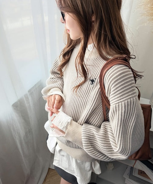 カジュアルコーデをアップデート。胸刺繍バイカラーストライプ調ニットプルオーバー ce1020182