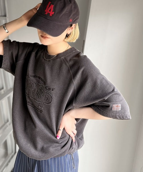 《JaVaジャバコラボ》裾はドロストでお好みのシルエットに。ヴィンテージライクな半袖ロゴスウェット jv1029126