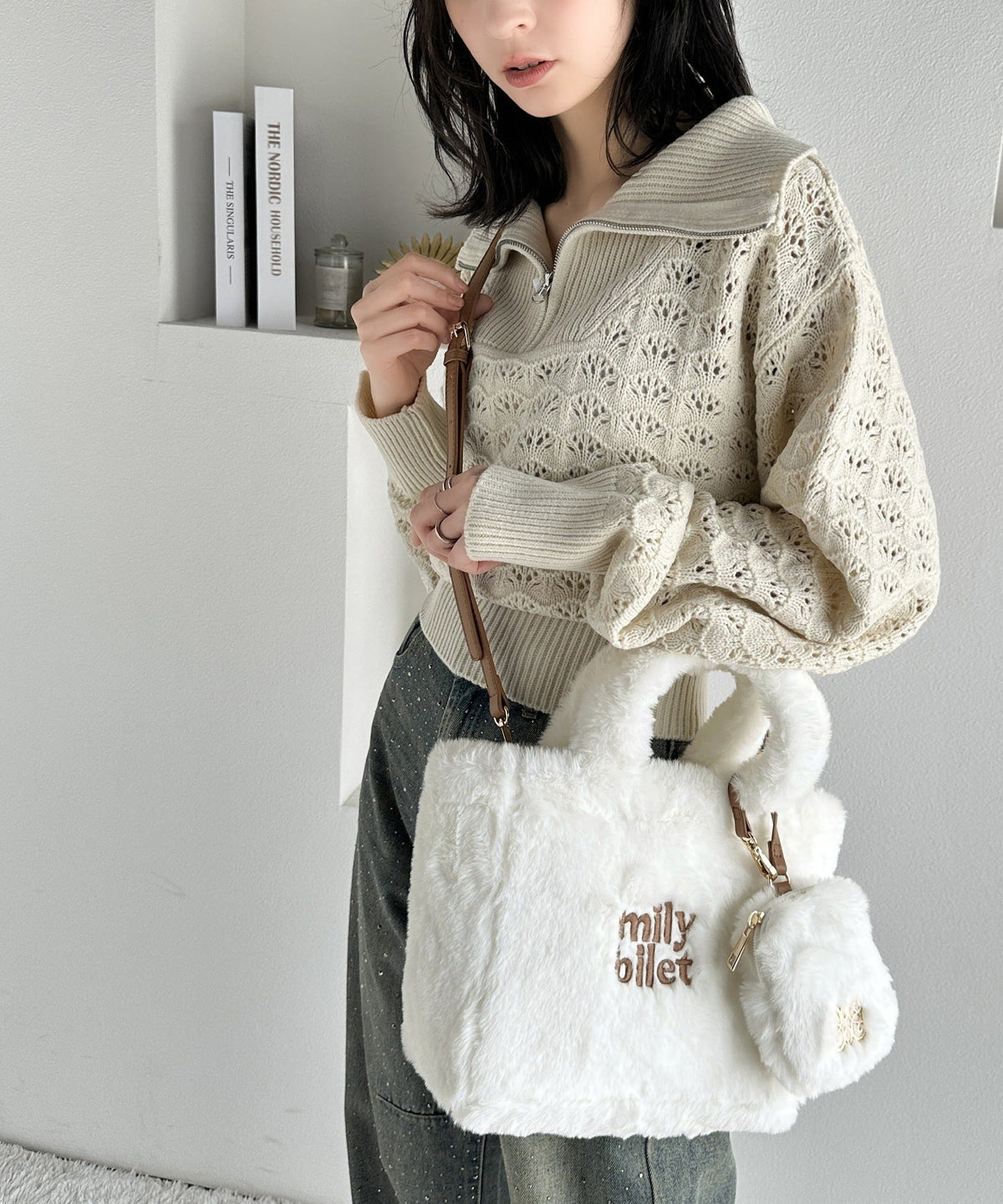【mily bilet】ふわふわのファーで魅了する。ミニポーチ付きロゴ刺繍ファーショルダーバッグ mi1159036