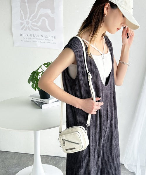 【mily bilet】お洒落なサイズ感♪エナメルフェイクレザーデザインポケットミニショルダーバッグ(斜め掛け) mi1159043