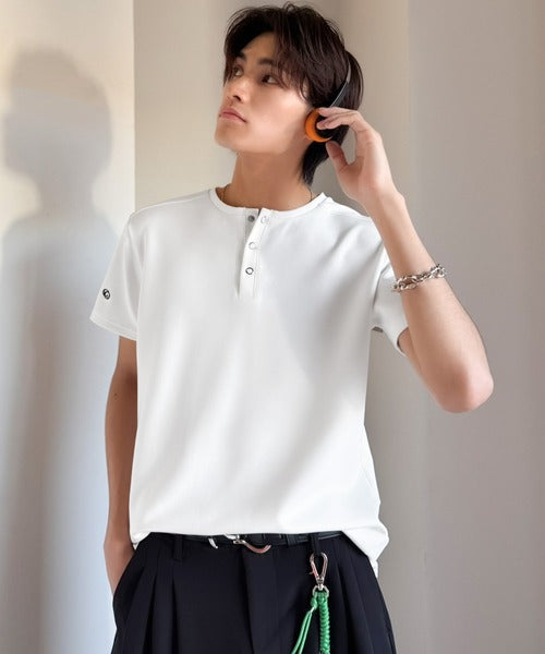 【接触冷感機能付き】肩切り替えショート丈ダンボール素材ヘンリーネックTシャツ／Shoulder Panel Cropped Double-Knit Henley T-Shirt co1010056
