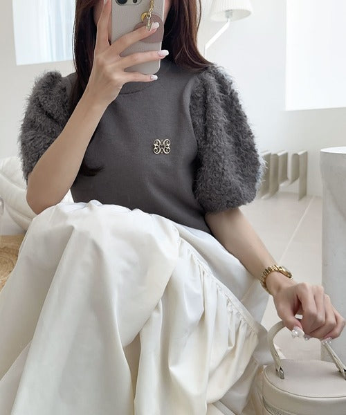 【mily bilet】洗練されたフェミニンニット。ブローチ付き肩シャギーパフスリーブプルオーバー(ニット) mi1359004