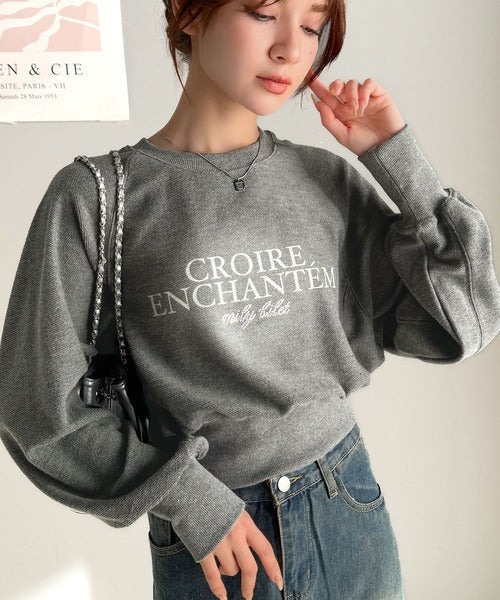 【mily bilet】カジュアルだけどこなれ感たっぷり。ラインストーン＆ぼかしプリント裏毛使いスウェットクロップド丈トップス mi1329014