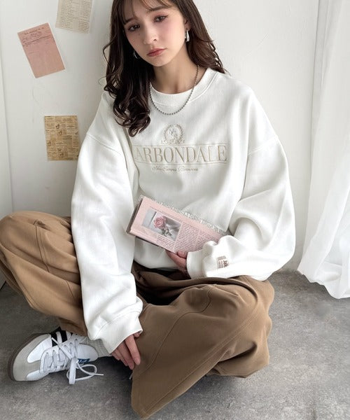 《JaVa ジャバコラボ》微配色刺繍の上品ロゴデザイン。刺繍カレッジロゴ裏起毛スウェット jv1330040