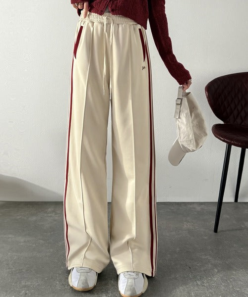 《JaVaジャバコラボ》配色ラインで魅せる大人リラクシー。サイドラインロゴ刺繍トラックパンツ（ウエストゴム） jv1329063