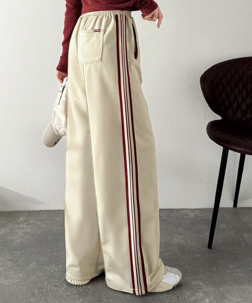《JaVaジャバコラボ》カップルコーデにも◎ラインで魅せる軽快スタイル。サイドラインロゴ刺繍トラックパンツ（ウエストゴム） jm1329063