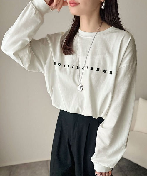 大人の上品カジュアルを楽しむ。ゆったりシルエット 綿100％シルケット風シンプル英字ロゴTシャツ（長袖） ce1330048