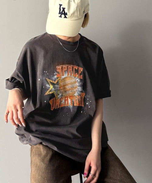 《JaVa ジャバコラボ》大人カジュアルを極める。綿100%ヴィンテージライクプラネットシリーズピグメントオーバーサイズTシャツ jv1029125