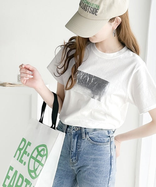 【mily bilet】一点投入でモードなおしゃれ感が漂う。綿100%箔プリントTシャツ mi1149053