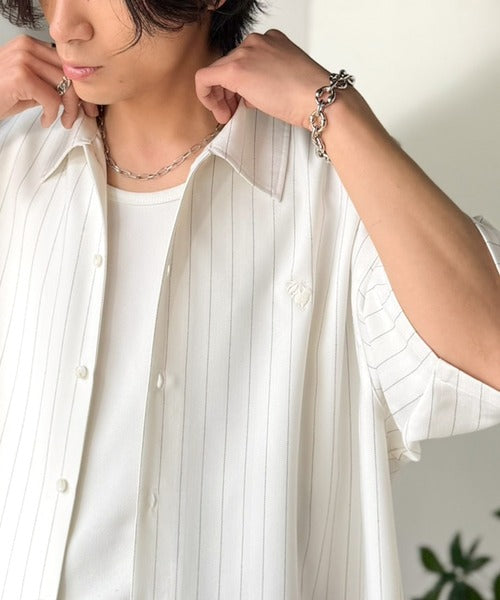 《JaVaジャバコラボ》羽織りとしても重宝する、汎用性の高さが魅力！刺繍入り ヘリンボーン織ストライプ柄 オーバーサイズ半袖シャツ jo1010044