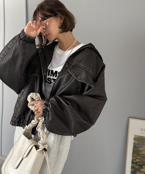 《JaVaジャバコラボ》ゆるっとシルエットで、こなれたムードをプラス。ヴィンテージ加工フェイクレザージャケット jv1070167