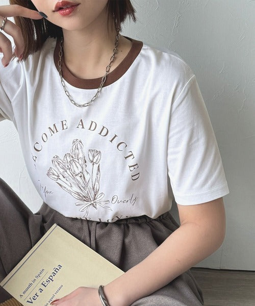 トレンドのディテールが魅力。シルケットフラワーカーブロゴリンガー半袖Tシャツ ce1020196
