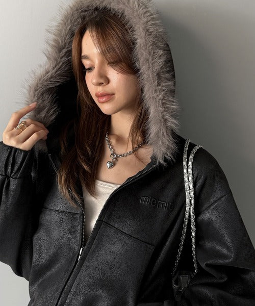 【mily bilet】ふわっと華やか、羽織って甘辛♪フードファー付きスエードポンチパーカー（ショート丈） mi1359029