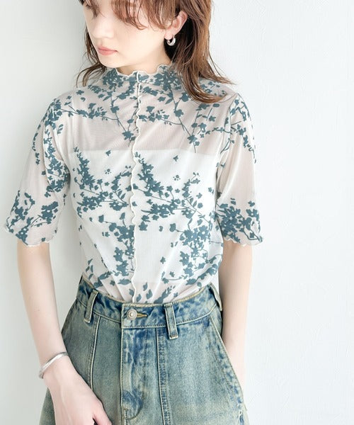 シンプルコーデに華やかさを添える。花柄フロッキーシアーハイネック半袖プルオーバー ce1010314