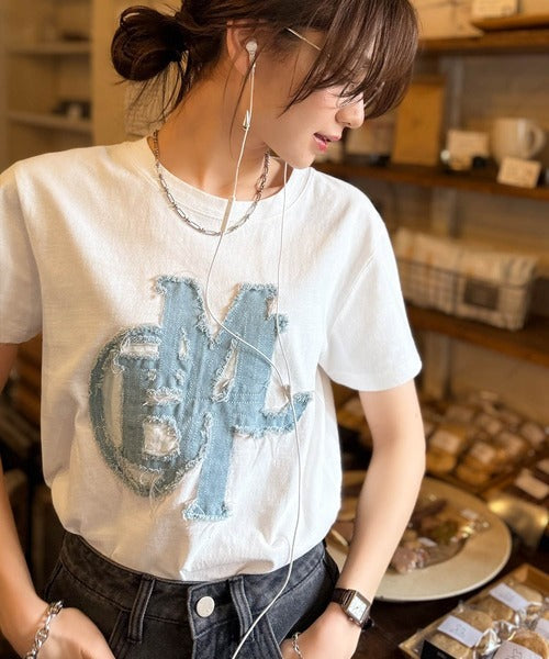 【mily bilet】遊び心を忍ばせておしゃれを一新。デニムフリンジワッペン使いTシャツ mi1329037