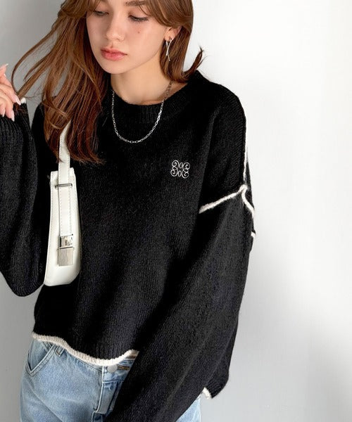 【mily bilet】シンプルながらも個性が引き立つ。アウトリンキング胸刺繍ミックスニット mi1329038