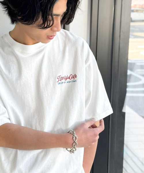 《JaVaジャバコラボ》遊び心のあるカフェロゴが映えるバックプリントT。刺繍使いハンバーガーデザインTシャツ jo1320016