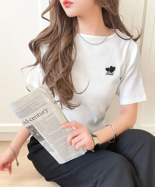 胸元にキュン。ハートサガラ刺繍テレコリブ素材ボートネックTシャツ（半袖） ce1330019
