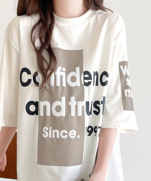 立体感のある発泡プリントがこなれ感たっぷり。立体ロゴプリント配色Tシャツ ce1010308