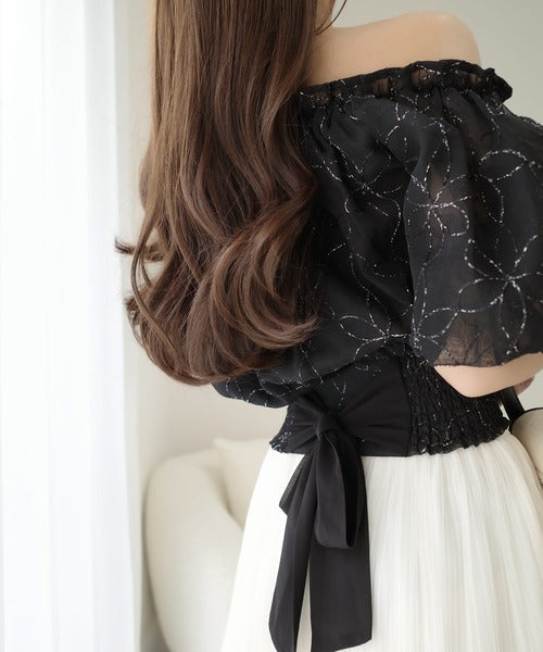 【mily bilet】あなたのスタイルにさらなる魅力をプラス。オフショル2WAY花柄コード刺繍バックリボンブラウス mi1139077