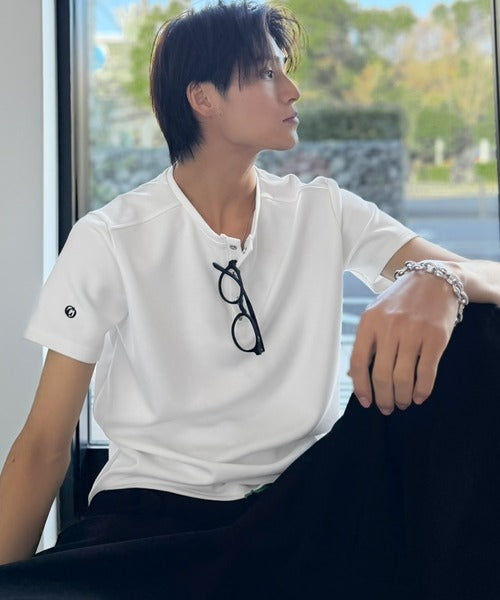 【接触冷感機能付き】肩切り替えショート丈ダンボール素材ヘンリーネックTシャツ／Shoulder Panel Cropped Double-Knit Henley T-Shirt co1010056