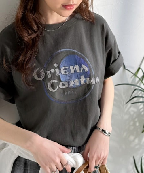 《JaVaジャバコラボ》遊びと余裕をこの1枚で。コットン100％コンパクトグラフィックロゴTEE（半袖） jv1050367