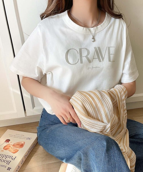 【sustaina+】垢抜けた大人カジュアル。オーガニックコットン100％フロッキーロゴプリントTシャツ ce1260398