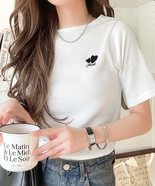 胸元にキュン。ハートサガラ刺繍テレコリブ素材ボートネックTシャツ（半袖） ce1330019