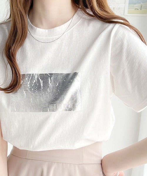 【mily bilet】一点投入でモードなおしゃれ感が漂う。綿100%箔プリントTシャツ mi1149053