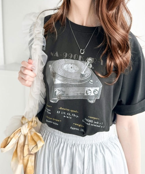 目を惹くグラフィックデザイン。綿100％レコードプレイヤーグラフィックTシャツ mo1310047