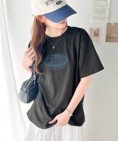 レトロムードが際立つ。綿100%オーバルロゴTシャツ mo1310042