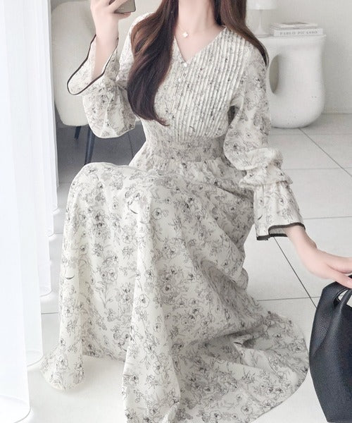 【mily bilet】着るだけで華やぐ、大人可愛い花柄ワンピース。キャンディスリーブプリーツワンピース (ロング丈) mi1139120