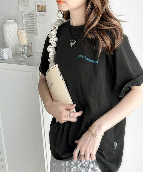 カジュアル可愛いが際立つ。綿100%バックハートロゴグラフィックプリントTシャツ mo1310046