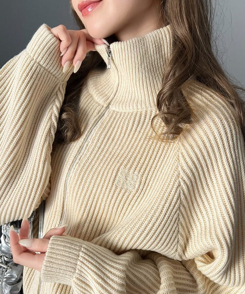 【mily bilet】お洒落な配色でワンランク上の秋冬コーデ。配色畦編み胸刺繍ショート丈ジップカーディガン mi1029066