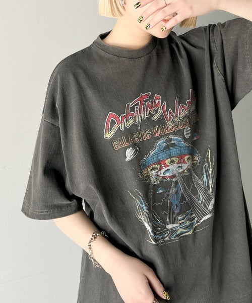 《JAVA ジャバコラボ》トレンドのヴィンテージ感が魅力。コットン100%グラフィックプリントピグメントビッグTシャツ jv1029051