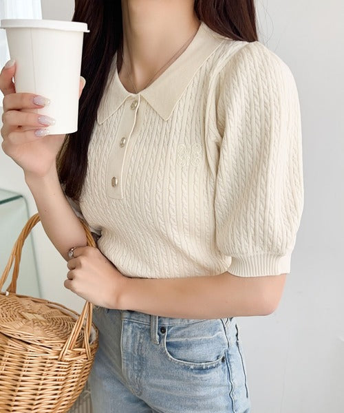 【mily bilet】きちんと上品大人キュート。胸刺繍ケーブルニットパフスリーブポロシャツ(半袖) mi1029096