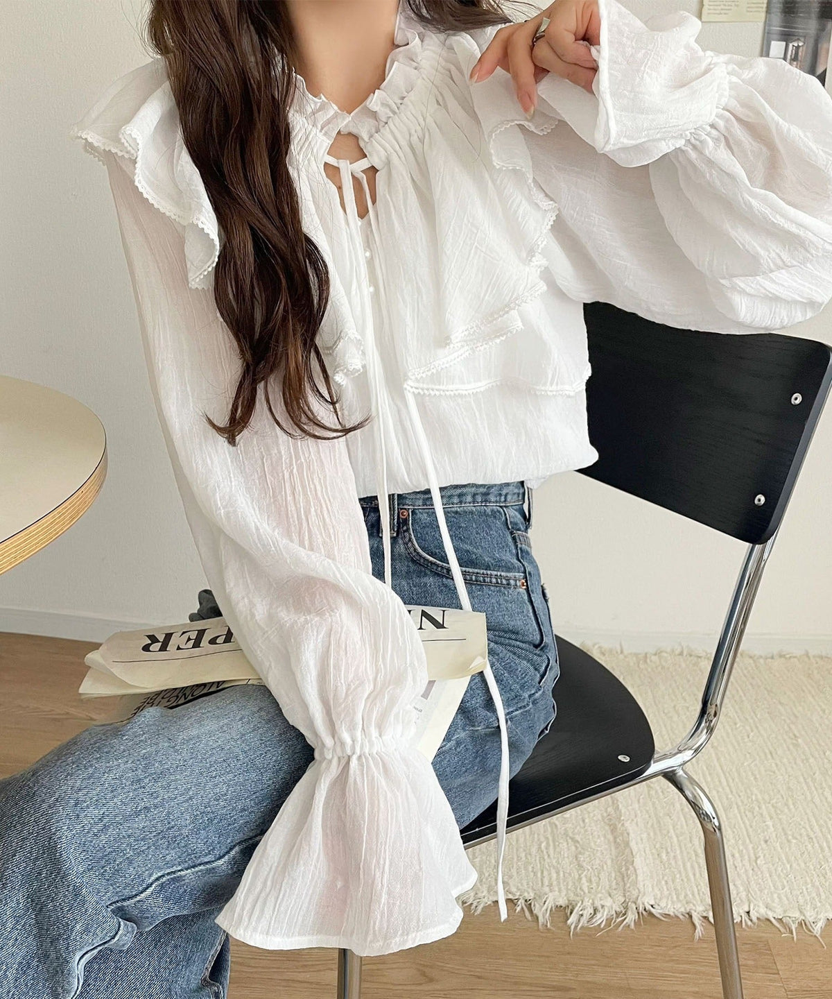 【mily bilet】ふんわりシルエットが魅せる、上品フェミニンスタイル。前後2WAYピコレース使いフリル襟コットンボイルブラウス mi1019099