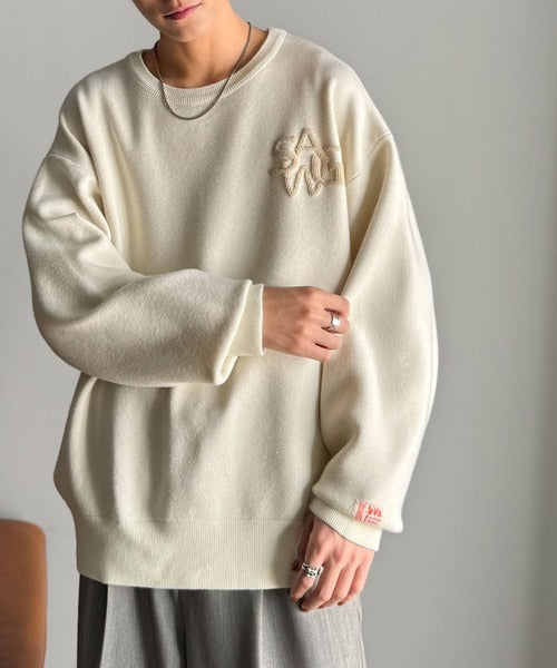 《JaVaジャバコラボ》立体編みで飾る個性。サガラ刺繍風ロゴオーバーサイズニット jm1050332