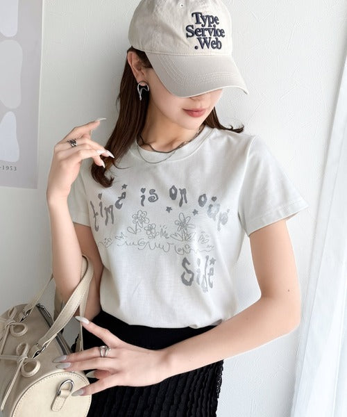 【mily bilet】大人の上品グラフティ。ハンドペイントライクシルバープリントコンパクトTシャツ mi1329023
