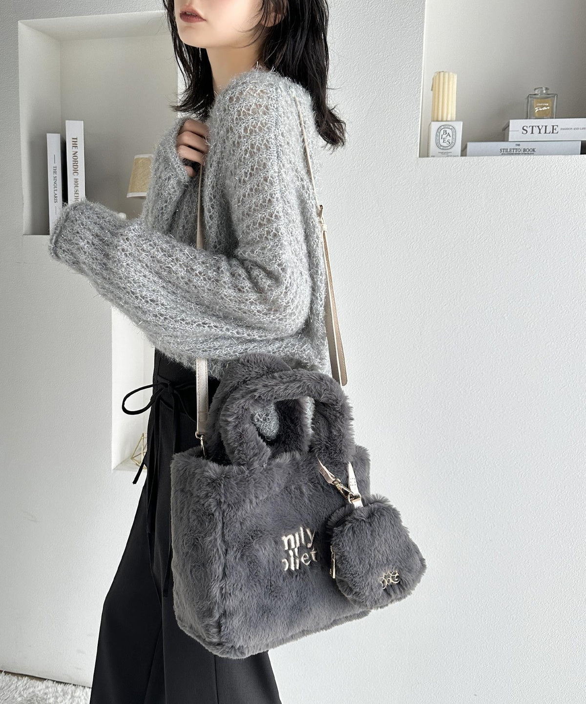 【mily bilet】ふわふわのファーで魅了する。ミニポーチ付きロゴ刺繍ファーショルダーバッグ mi1159036