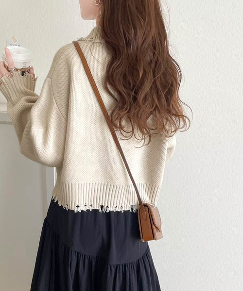 【mily bilet】大人可愛いクラッシュトップス。ダメージハーフジップ胸刺繍ニット mi1029069