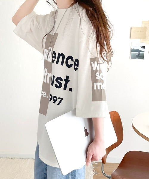 立体感のある発泡プリントがこなれ感たっぷり。立体ロゴプリント配色Tシャツ ce1010308