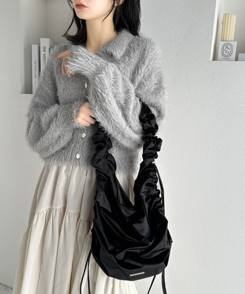 【mily bilet】機能性も可愛さも♪ギャザーが目を惹く、ドロストデザインベロアショルダーバッグ mi1159035