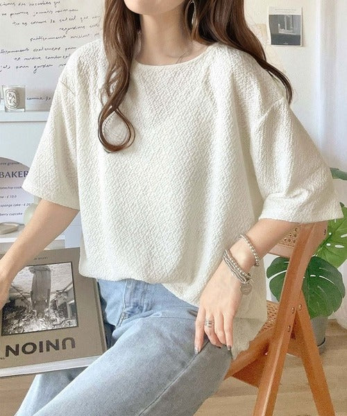 凸凹としたデザインが特別な雰囲気を纏う。シャーリング半袖Tシャツ ce1260258