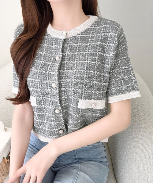 【mily bilet】さりげない華やぎで品よく可愛い♪パール釦ツイード編みロゴプレート付ニットカーディガン（半袖） mi1359057