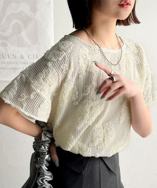 大人のおしゃれ度ワンランクアップ。チュールフラワーコード刺繍半袖Tシャツ ce1260429