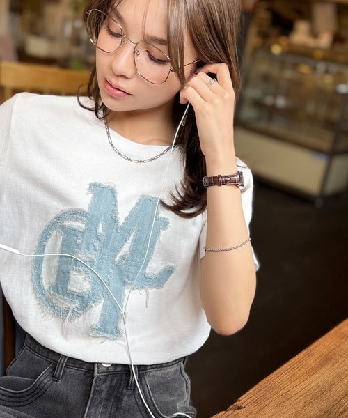 【mily bilet】遊び心を忍ばせておしゃれを一新。デニムフリンジワッペン使いTシャツ mi1329037