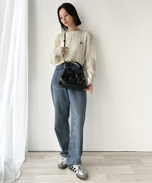 シックな艶めき、大人の余裕。フェイクレザーフリルギャザーハンドバッグ ce1179074