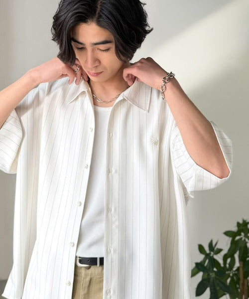 《JaVaジャバコラボ》羽織りとしても重宝する、汎用性の高さが魅力！刺繍入り ヘリンボーン織ストライプ柄 オーバーサイズ半袖シャツ jo1010044